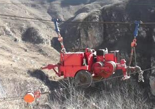 三台手拉葫芦可在山区进行“高空吊车”